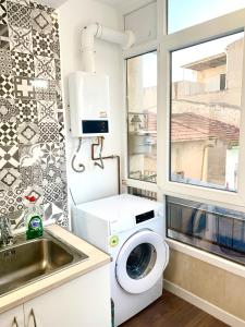 uma pequena cozinha com uma máquina de lavar roupa e um lavatório em Casa Elena de Novelda em Novelda