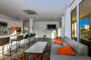 uma sala de estar com um sofá e um bar em The Cove Condominium 101 em Palm-Eagle Beach