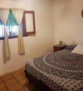 1 dormitorio con cama y ventana en Casa Prana Estudio de Yoga en Cafayate