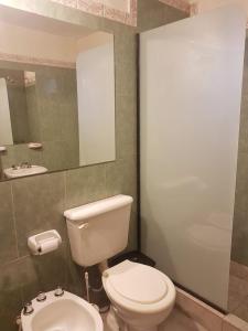 een badkamer met een toilet, een wastafel en een spiegel bij Casa Prana Estudio de Yoga in Cafayate