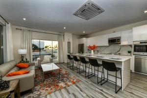 Η κουζίνα ή μικρή κουζίνα στο The Cove Condominium 101