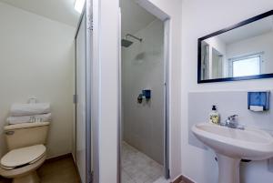 Bathroom sa Ayenda Suites Ejecutivas Monterrey