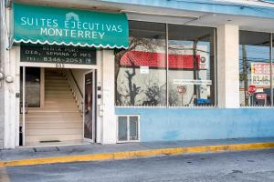 Una tienda con un cartel que dice que la suite ocho era hipotecaria en Ayenda Suites Ejecutivas Monterrey en Monterrey