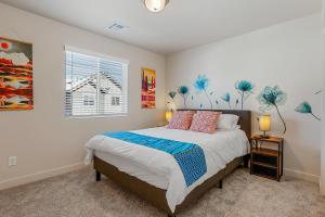 a bedroom with a bed and a window at Bliss Flagstaff 49 townhouse in Bellemont