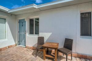 uma mesa e duas cadeiras em frente a uma casa em SII 1 Bedroom Tropical GEM! em West Palm Beach
