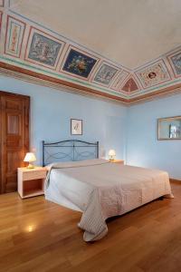 - une chambre avec un grand lit et un plafond à caissons dans l'établissement Santuario di Graglia Resort, à Graglia