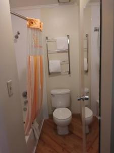 Bilik mandi di Travelodge by Wyndham Columbus State University