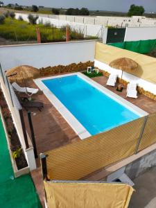 una gran piscina con sombrillas en un edificio en Conjunto Rural Andrea, en Moriles