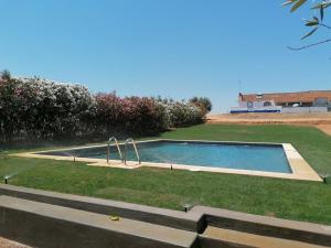 a swimming pool in the middle of a yard at Monte do Ramalho in Avis