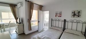 Ένα ή περισσότερα κρεβάτια σε δωμάτιο στο Apartamentos Intercentro Algarrobo-Costa APARTAMENTOS TURÍSTICOS -INMOBILIARIA