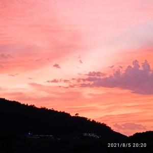 einen Sonnenuntergang am Himmel mit einem Hügel in der Unterkunft Residence Arcobaleno in Peschici