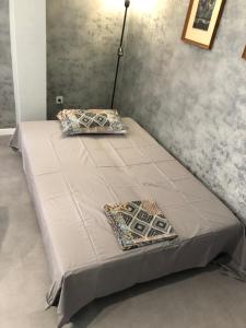 1 cama con 2 almohadas en una habitación en Miramar Balchik Apartment 8, en Balchik