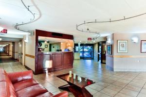 um lobby de um hotel com um sofá e uma mesa em The View Inn & Suites Bethlehem / Allentown / Lehigh Airport em South Bethlehem