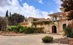 a large stone house with a driveway at Villa del Commendatore Sirugo in Avola