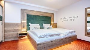 Postel nebo postele na pokoji v ubytování Kur- und Wellnesshotel Förch