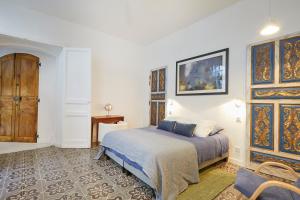 een slaapkamer met een bed en een schilderij aan de muur bij Beautiful Art Lovers Apartment in Béziers