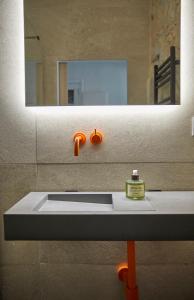 een badkamer met een wastafel en een spiegel bij Beautiful Art Lovers Apartment in Béziers +29 foto's