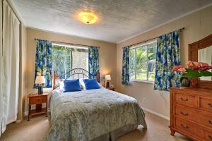 Säng eller sängar i ett rum på Keaau Apartment on Beautiful Acre with Pool and Deck!