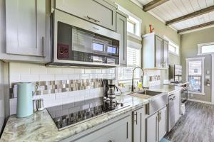 Dapur atau dapur kecil di Chic Tiny Home with Pool Access about 8 Mi to Dtwn!