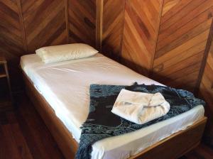 a small bed with two towels sitting on it at Villas de la Bahia Playa Tambor in Tambor