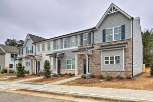 Stylish Atlanta Townhome Patio and Fireplaces!