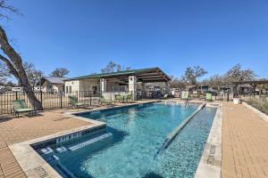 uma piscina em frente a uma casa em Chic Tiny Home with Pool Access about 8 Mi to Dtwn! em Austin