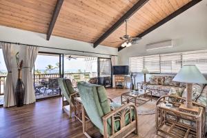 TV a/nebo společenská místnost v ubytování Kailua-Kona Condo with Resort Amenities Access!