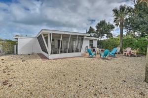 Zdjęcie z galerii obiektu Charming Ormond Beach Home - Walk to Beach! w mieście Ormond Beach