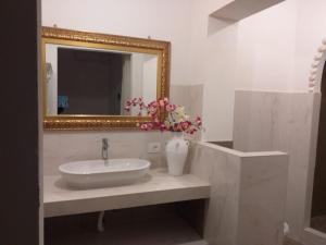 A bathroom at Adamantea - Le due Lune