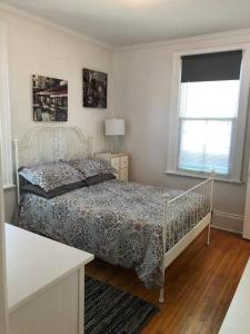 Gallery image of The Newmarket Lilypad, perfectly located, cozy and private, main level 1-bedroom unit in quaint historic home with free parking and laundry in Newmarket