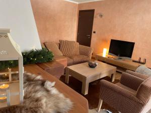 A television and/or entertainment centre at Suite - La Casa del Maestro