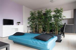 ein Schlafzimmer mit einem Bett mit Topfpflanzen darauf in der Unterkunft YouHosty - Inganni 74 in Mailand