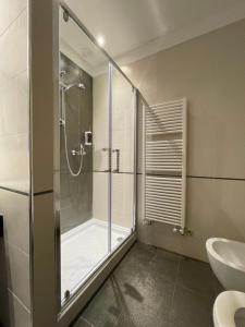 瓜斯塔拉的住宿－Albergo Ligabue，带淋浴、卫生间和盥洗盆的浴室