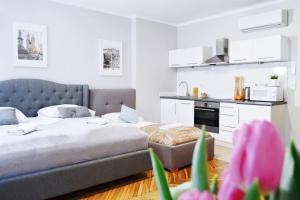 uma sala de estar com uma cama e uma cozinha em 21 Floriańska Street Apartments na Cracóvia