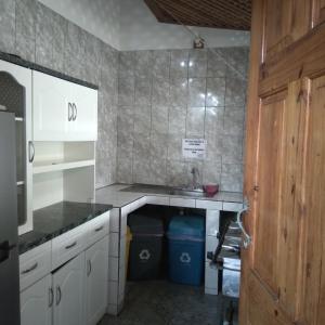 a kitchen with a sink and a counter top at Cabinas Smith in Cahuita