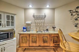 Convenient Unit with Fire Pit about Half-Mi to Lake!廚房或簡易廚房