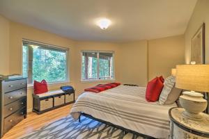 Convenient Unit with Fire Pit about Half-Mi to Lake!房間的床