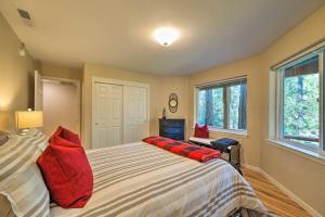 Convenient Unit with Fire Pit about Half-Mi to Lake!房間的床