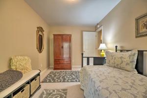 Convenient Unit with Fire Pit about Half-Mi to Lake!房間的床