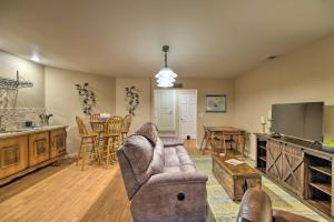 uma sala de estar com um sofá e uma mesa em Convenient Apt with Fire Pit about Half-Mi to Lake! em Groveland