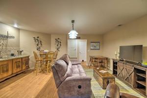 Convenient Unit with Fire Pit about Half-Mi to Lake!休息區