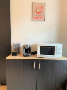 a microwave sitting on top of a counter at Le KYOTO Deco ZenCenterFIBREparking in Chalon-sur-Saône