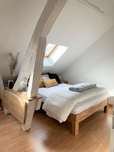 a bedroom with a bed with a wooden bed frame at Le KYOTO Deco ZenCenterFIBREparking in Chalon-sur-Saône