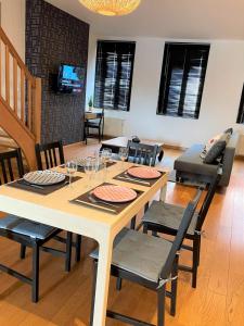 a dining room with a table and chairs at Le KYOTO Deco ZenCenterFIBREparking in Chalon-sur-Saône