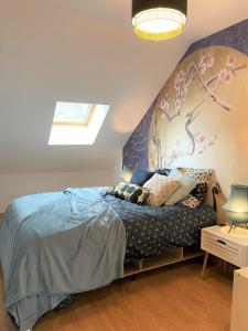 a bedroom with a bed with a painting on the wall at Le KYOTO Deco ZenCenterFIBREparking in Chalon-sur-Saône