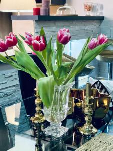 un vaso pieno di tulipani rosa su un tavolo di Golden house a Castel Maggiore