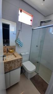 Bangalô في بورتو سيغورو: حمام مع مرحاض ومغسلة ودش
