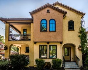 Casa con ventanas y balcón en Inn at Parkside, en Sacramento