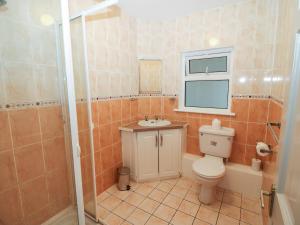 un bagno con un water e un lavandino di Island View ad Ardmore