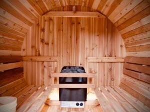 einen Innenbereich eines Holzzimmers mit einer Sauna in der Unterkunft Inviting Holiday Home in Vlijtingen with Sauna in Ellicht